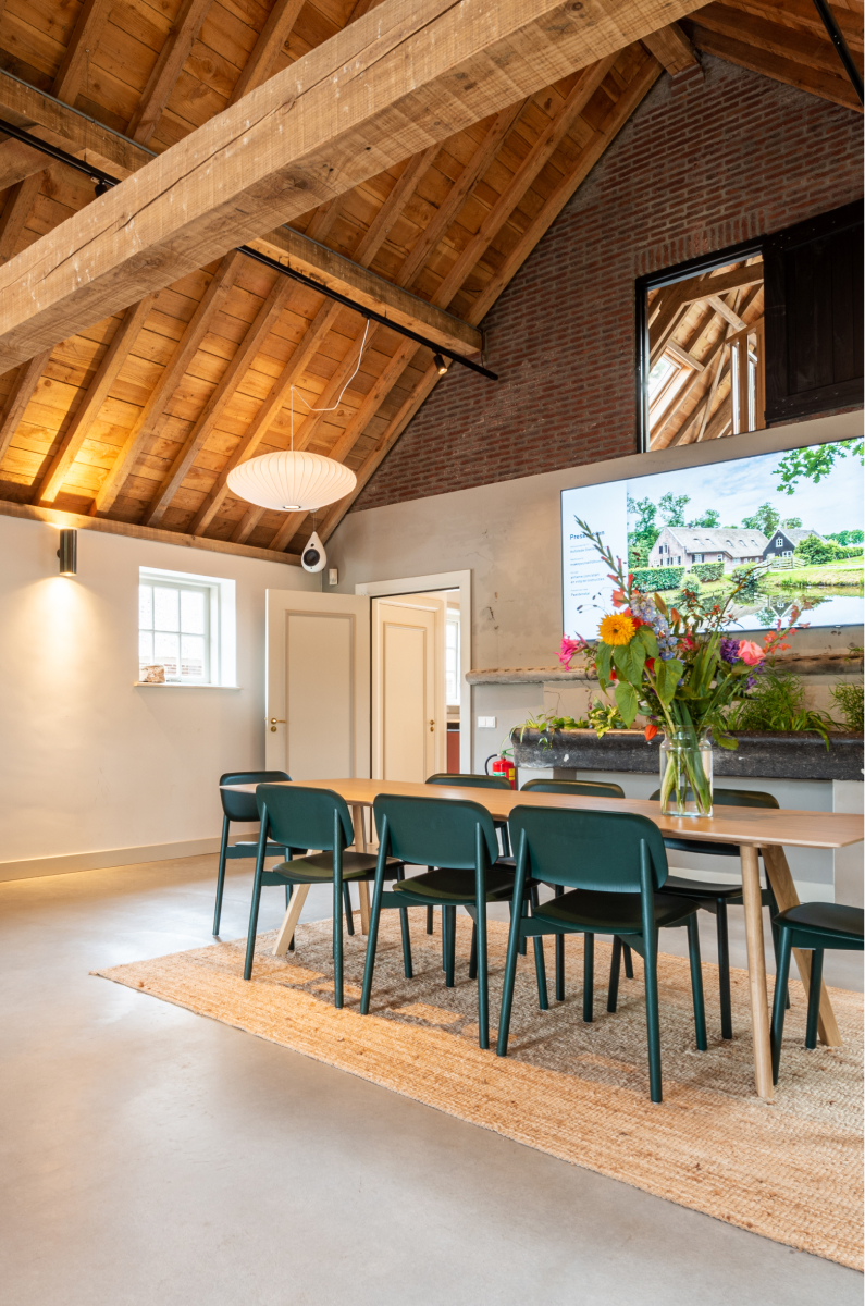 Karakteristieke hoge ruimte met workshopopstelling