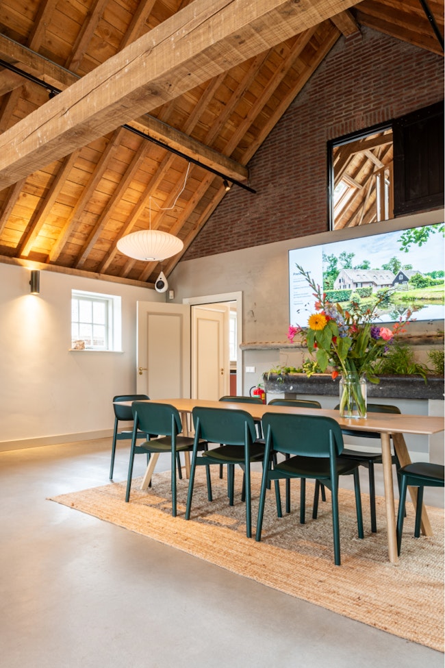 Karakteristieke hoge ruimte met workshopopstelling