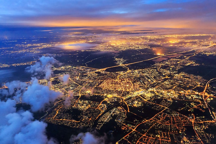 Image des lumières de la ville depuis un avion