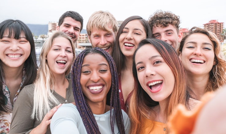 A group of nine students taking a selfie