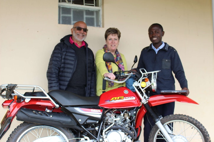 Harish, Sarah en Bwindi bewoner met motor