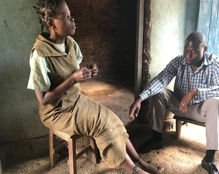 Femme à Bwindi enchaînée à la cheville en raison de problèmes de santé mentale