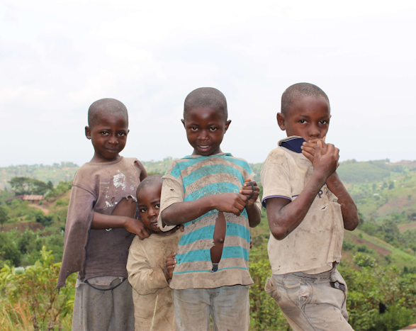 Kinderen in Bwindi lachend in de camera