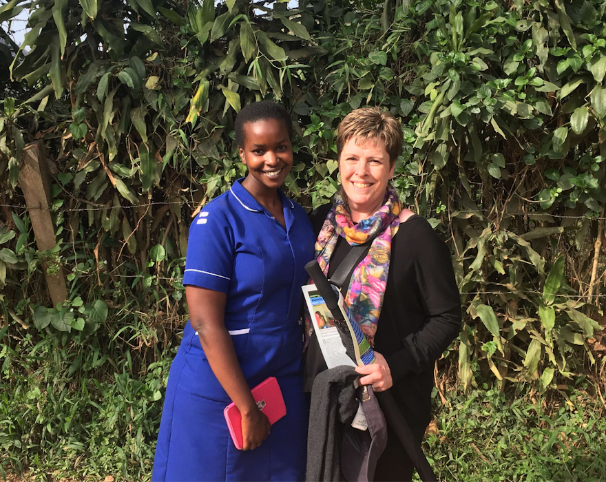 Sarah Burrows avec l'infirmière de l'hôpital de Bwindi