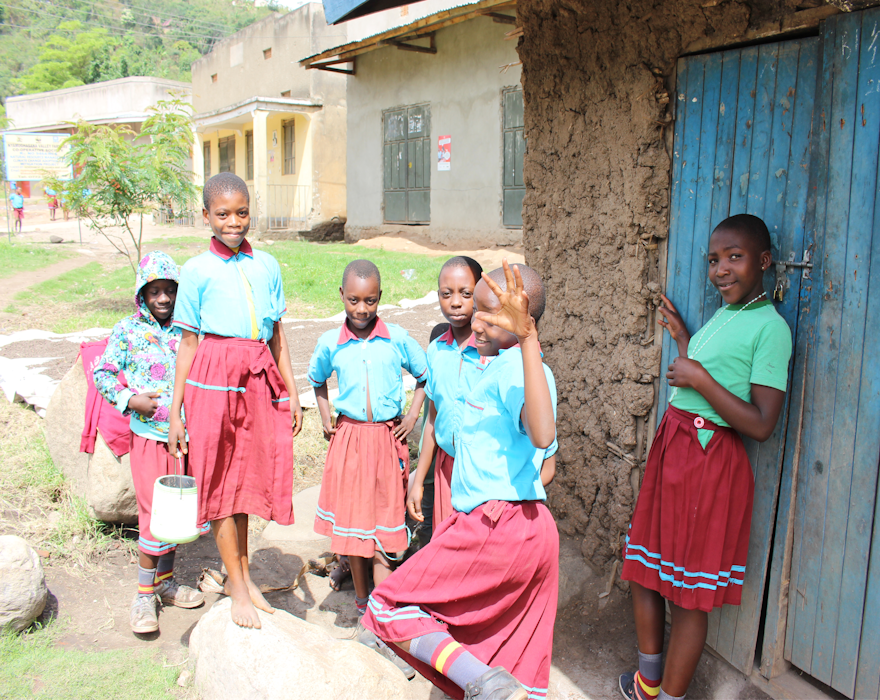 Lächelnde Schulkinder in Bwindi