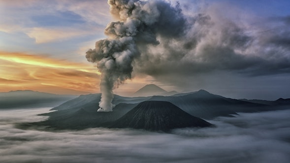 volcan en éruption