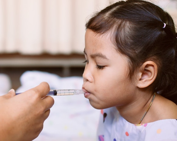 bénévole fournissant une assistance médicale