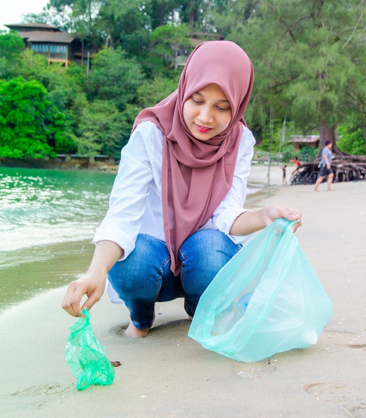 des volontaires nettoient les plages