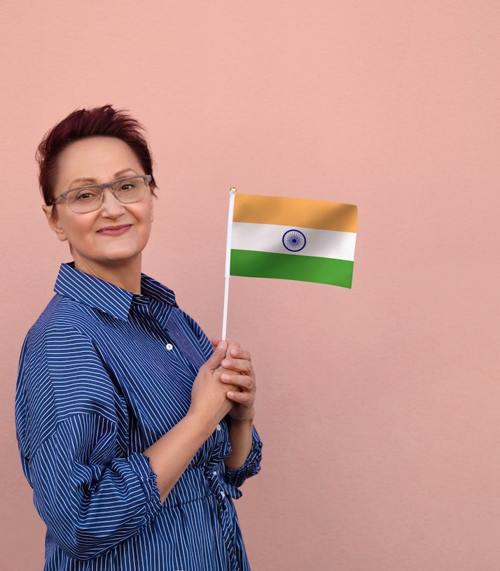 Frau schwenkt eine indische Flagge