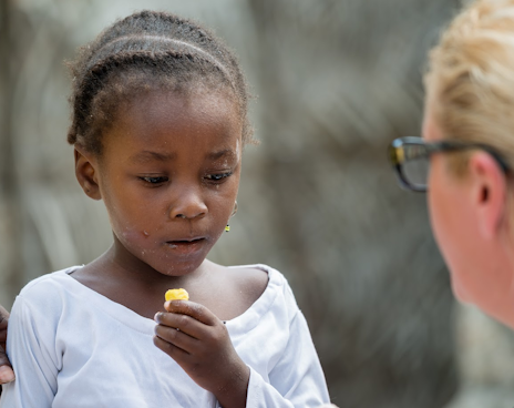 volunteers providing food