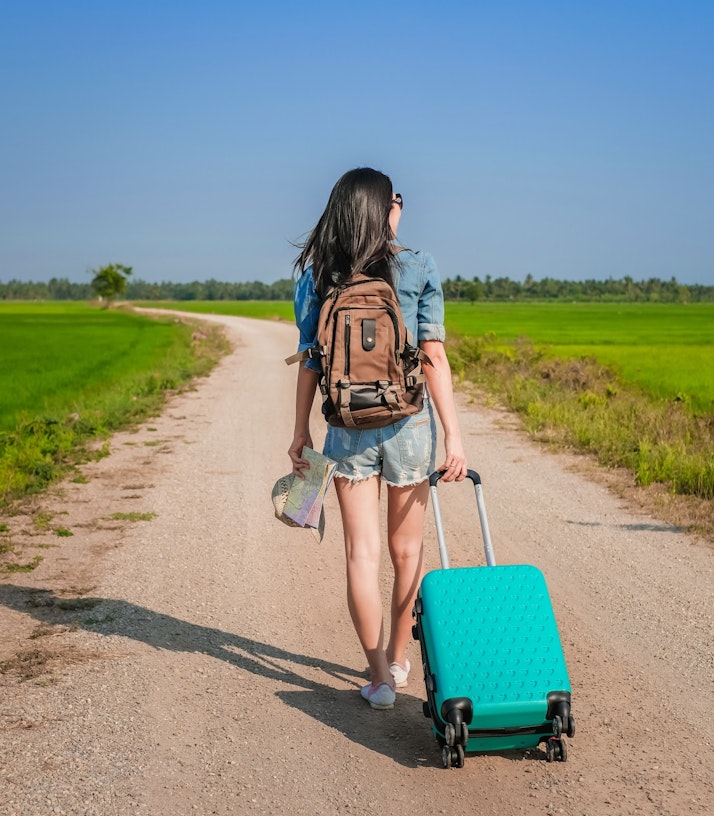 fille marchant avec des bagages