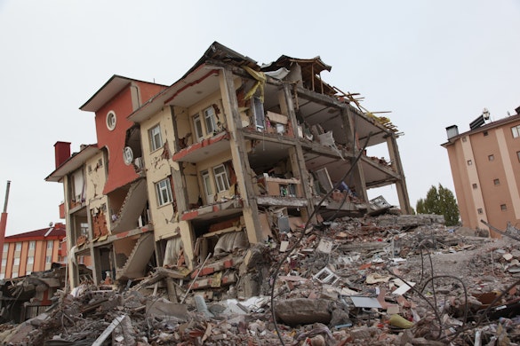 De overblijfselen van een huis na een aardbeving