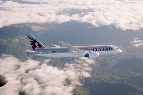 A Qatar Airways 787 in flight