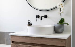 Round bathroom sink