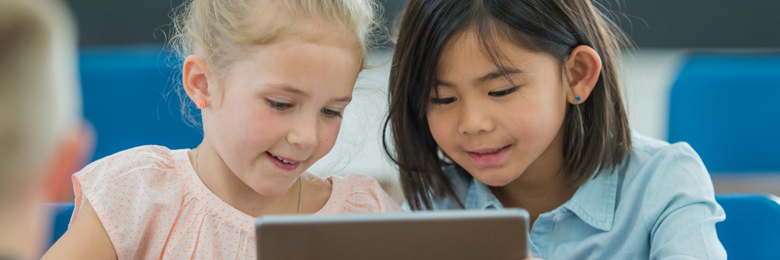 girls at laptop