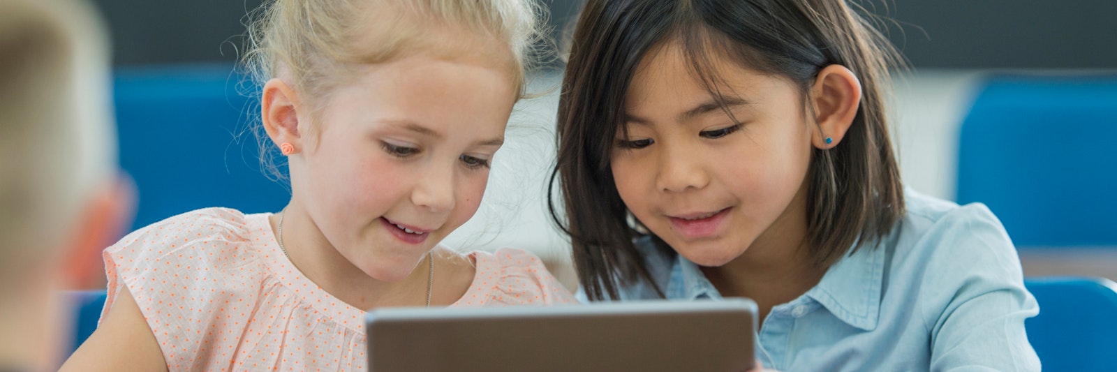 girls at laptop