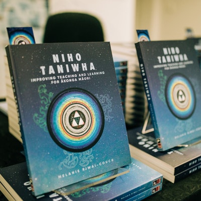 Cover of Niho Taniwha by Dr Melanie Riwai-Couch