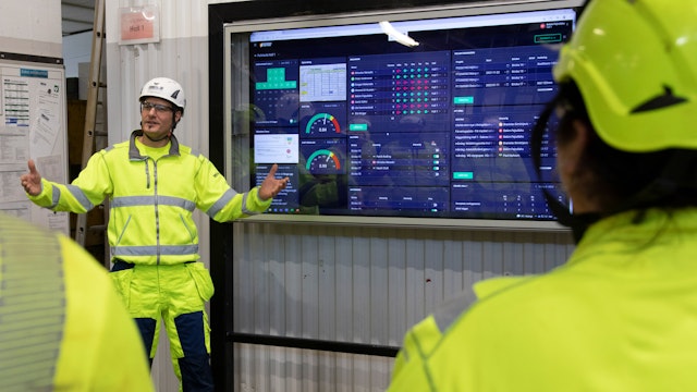 Produktionsledare på Heidelberg Materials fabrik håller i pulsmötet i Boards on Fire.?fit=crop&ar=16:10&w=480