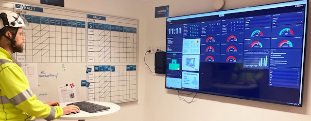 Gammal whiteboard bredvid Boards on Fires digitala lösning hos Abetong.