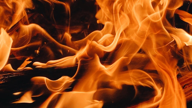Bild på flammande eld.