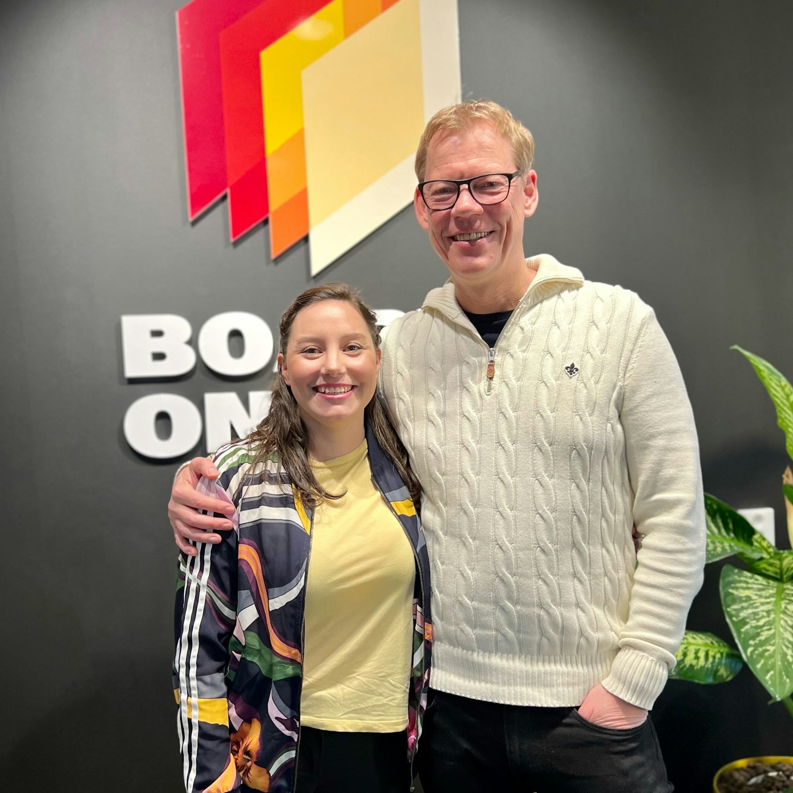 Foto på Natalie Serrate, marknadsansvarig på Östers IF och Mats Ekenstam, vd på Boards on Fire.