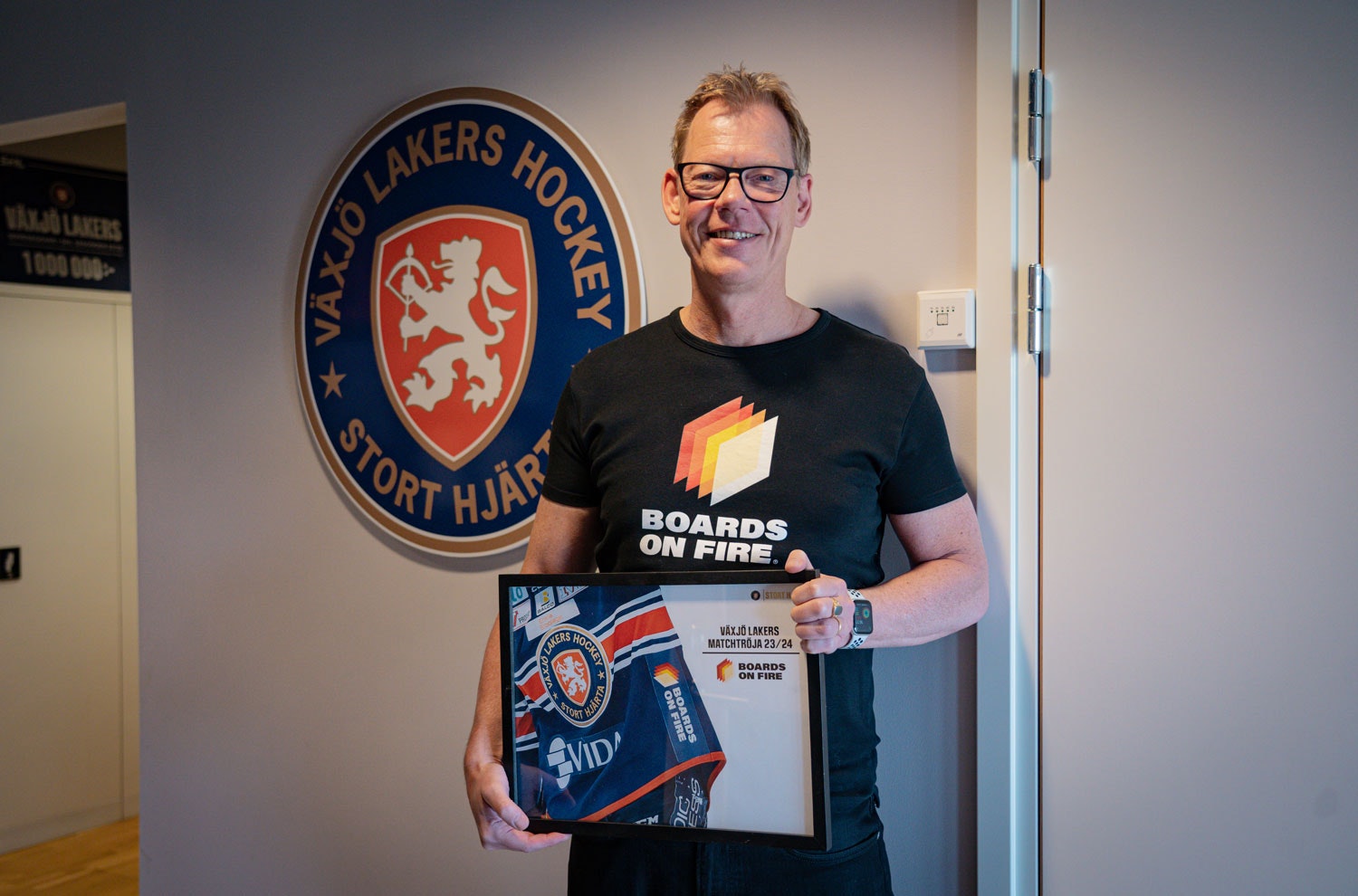 Boards on Fires vd Mats Ekenstam med bild av Växjö Lakers matchtröja.