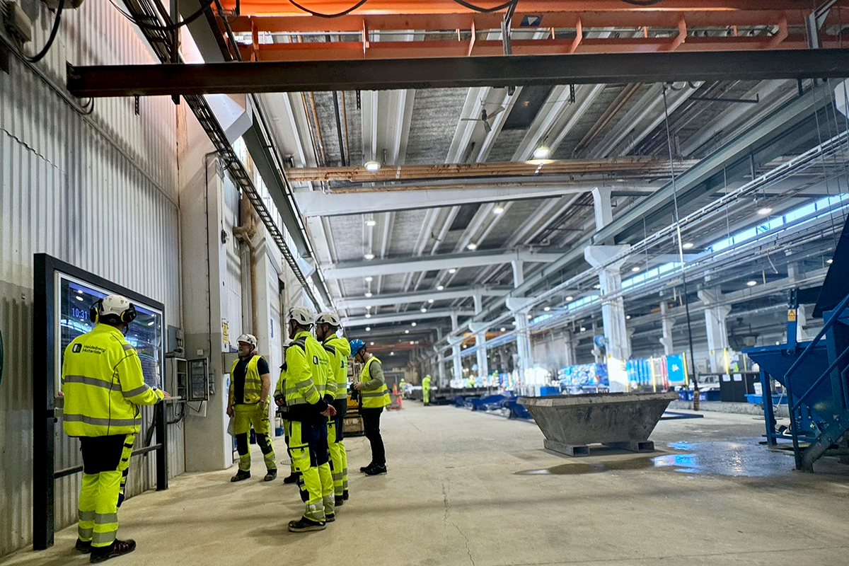 Morning meeting at the team dashboard at Heidelberg Materials.