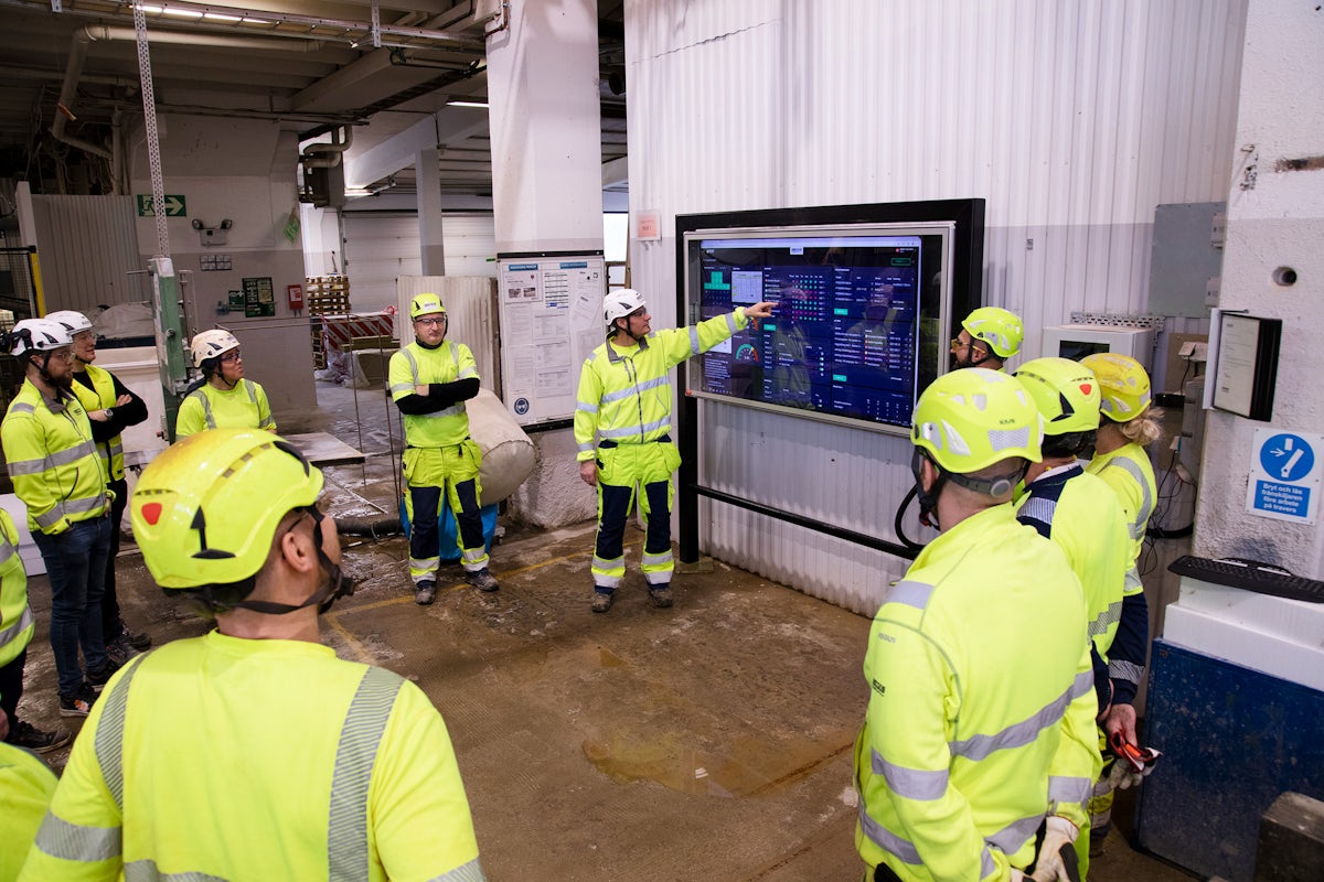 Morgonmöte vid teamtavlan på Heidelberg Materials fabrik.