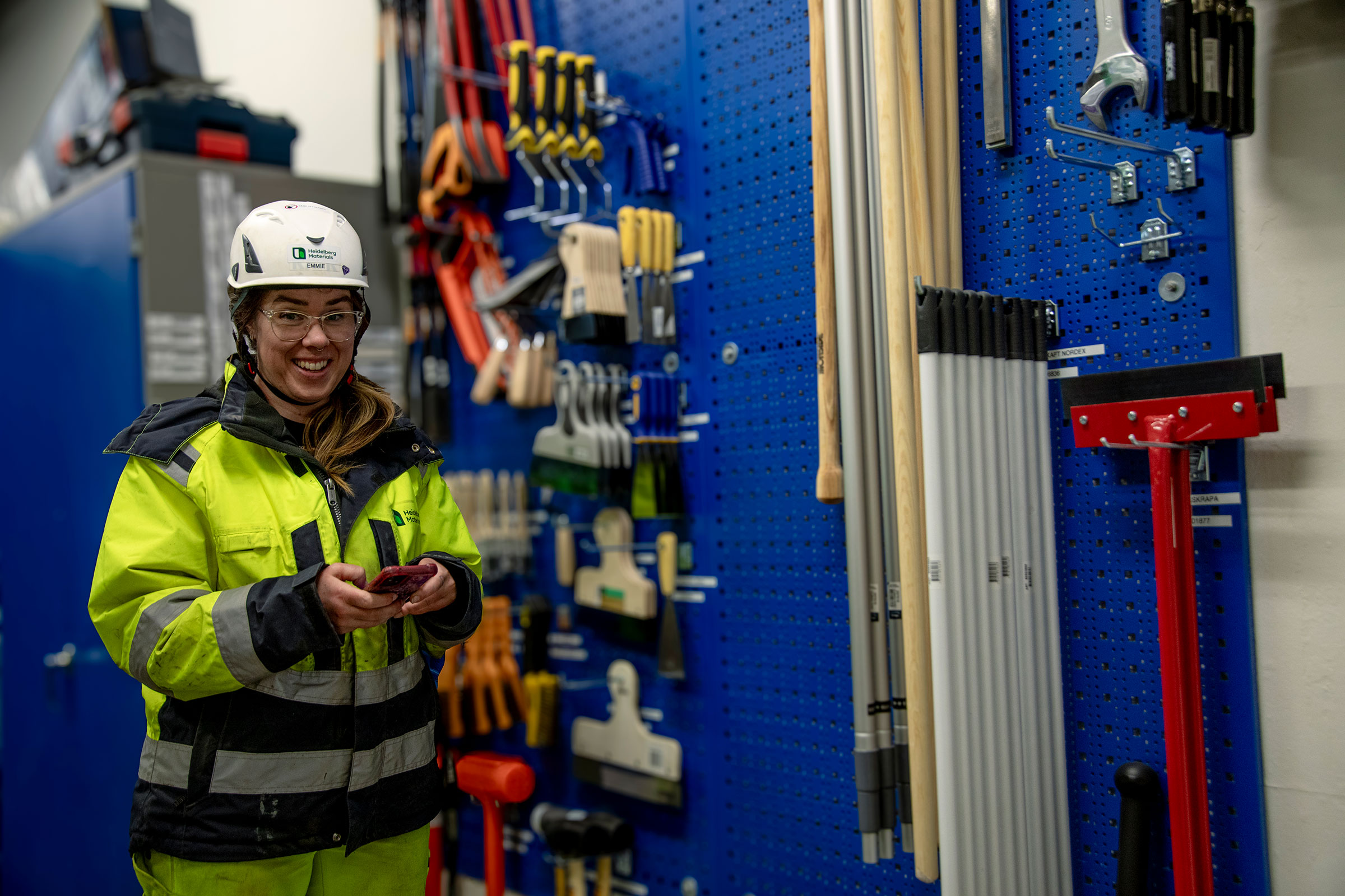 Kvinna med telefon använder Boards on Fire för 5s