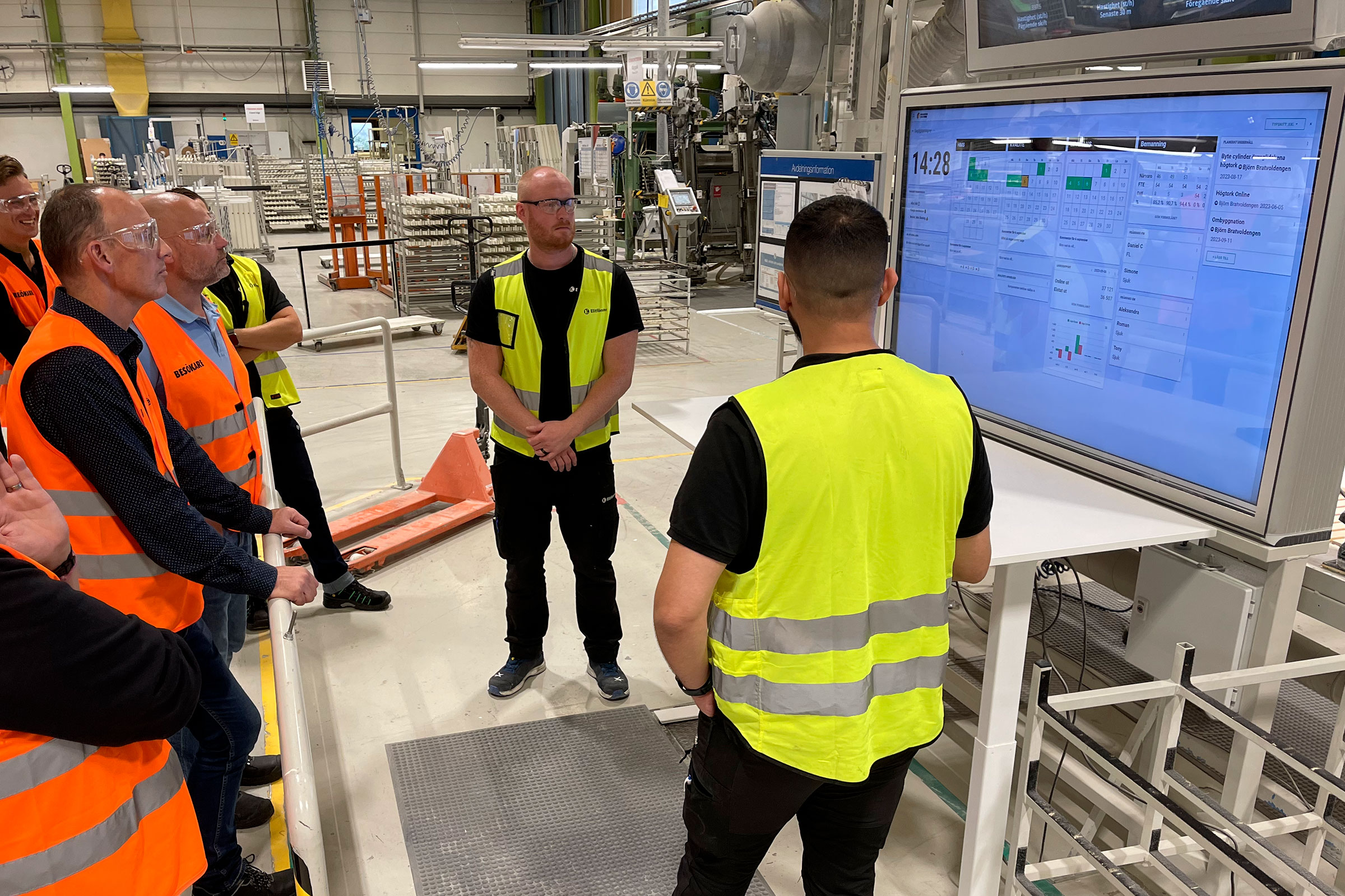 Visitors at Elitfönster are participating in a digital daily management meeting.