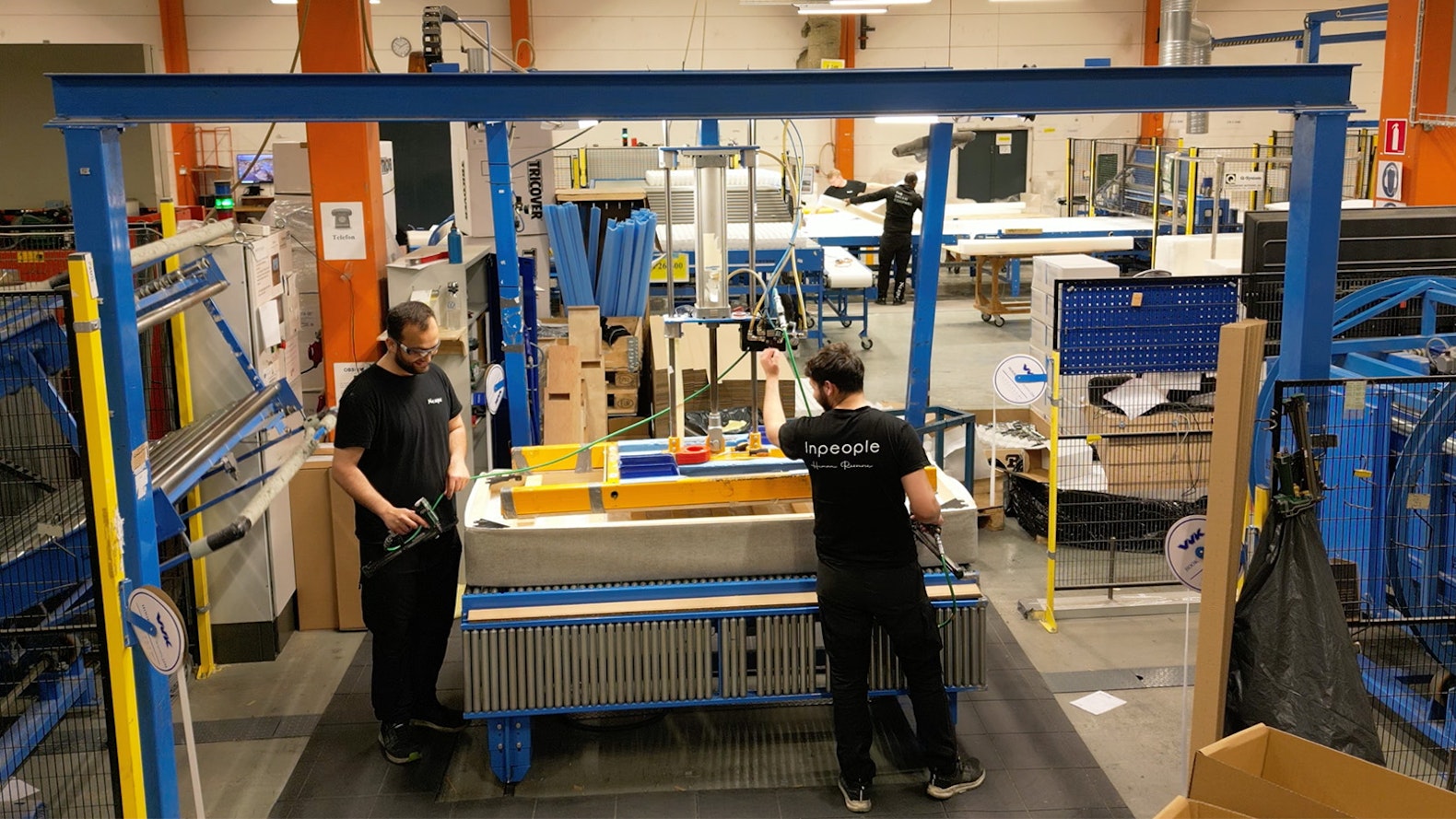 Besök hos Scapa Bild på arbetande kolegor