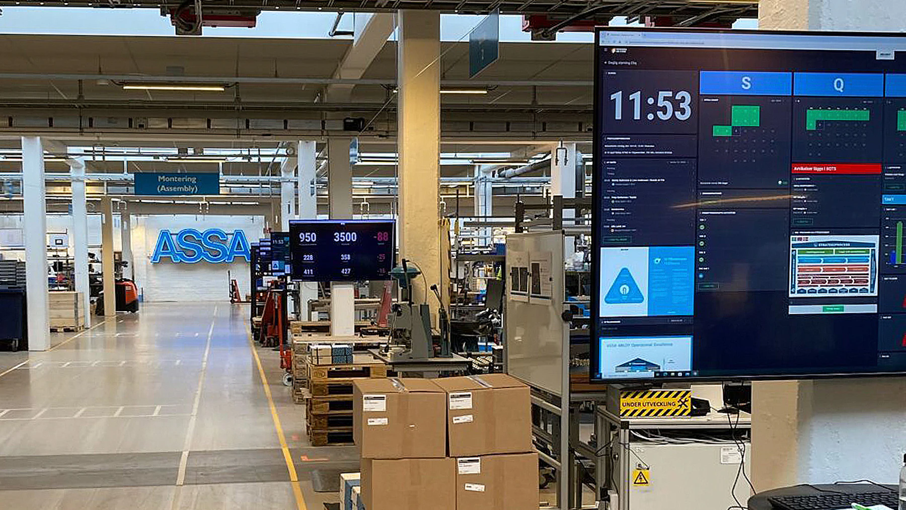 Bild på pulstavlor i Assa Abloys produktion