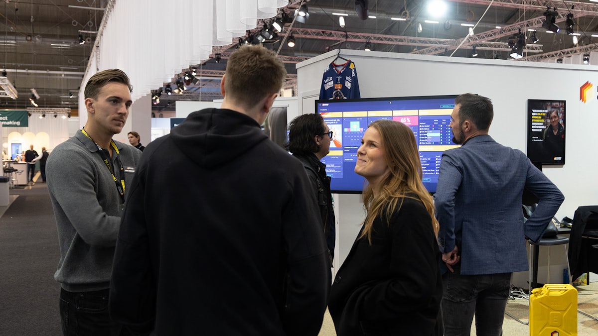 ChatGPT sade:  Liam and Hanna demonstrate Boards on Fire to visitors at Elmia Subcontractor