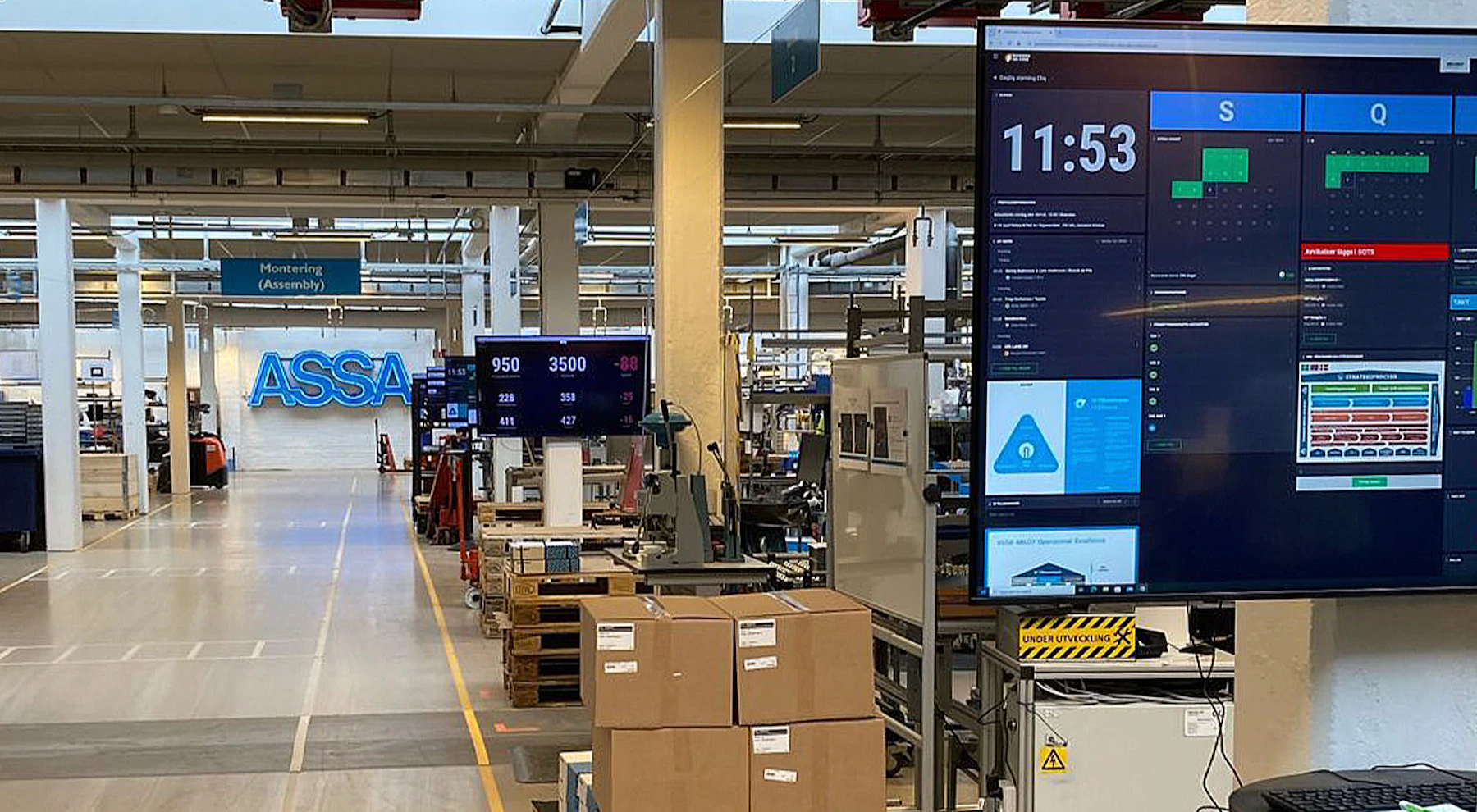 Bild på pulstavlor i Assa Abloys produktion