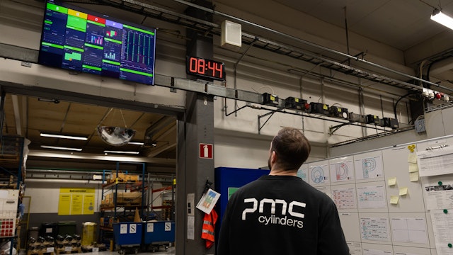 Medarbetare på PMC Cylinders tittar på digitala dashboards som visar produktion och nyckeltal i realtid.