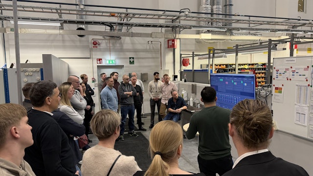 En produktionsledare håller i ett pulsmöte