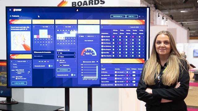 Cecilia framför en Boards on Fire-tavla