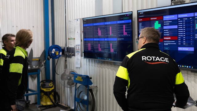 Medarbetare på Rotage följer upp produktion och förbättringsarbete med digitala tavlor från Boards on Fire.