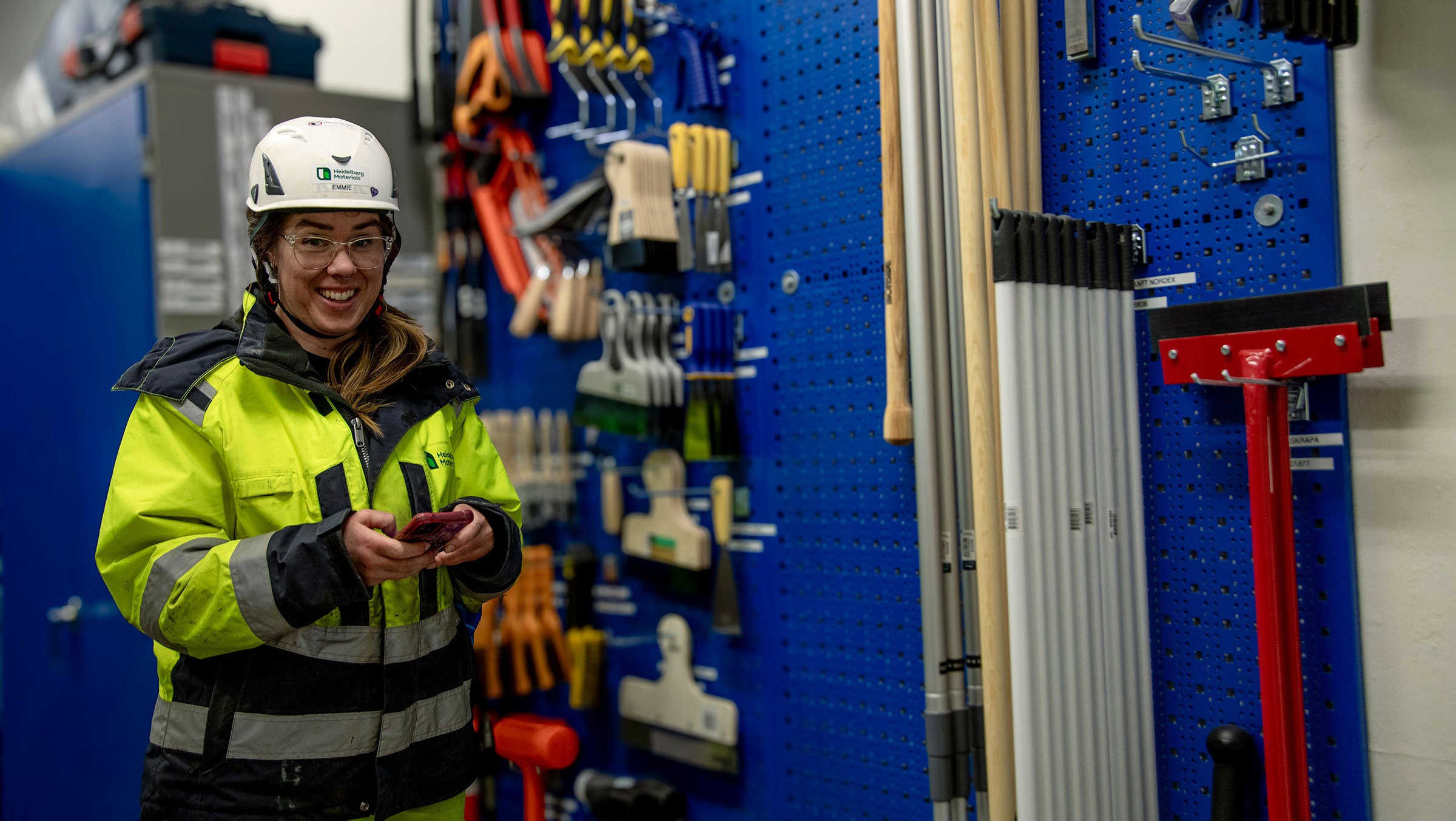 Kvinna med telefon använder Boards on Fire för 5s