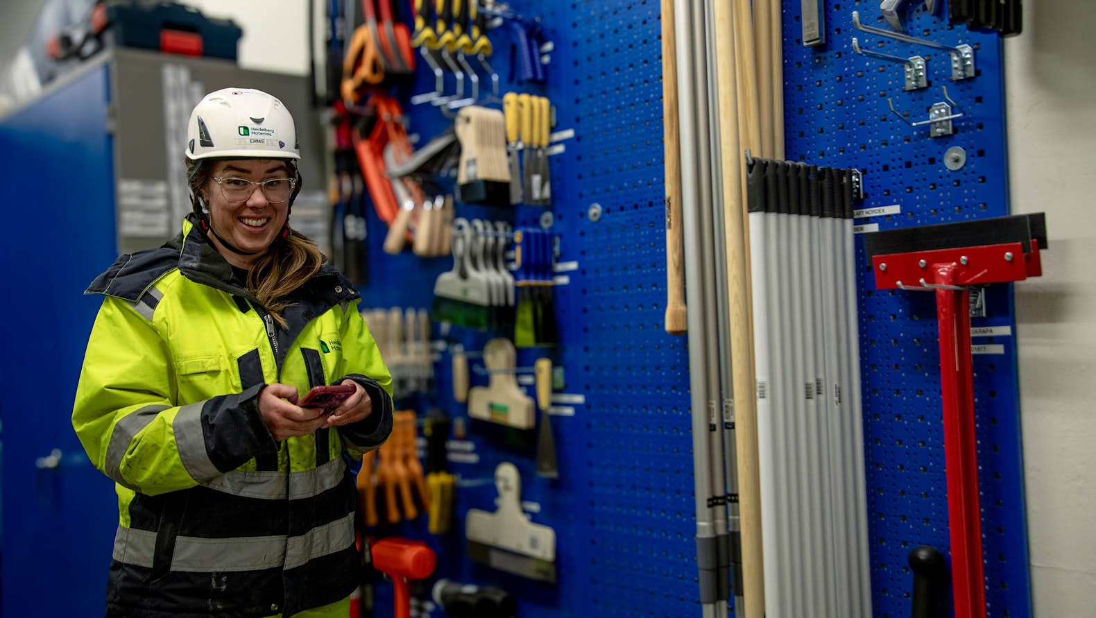 Kvinna med telefon använder Boards on Fire för 5s