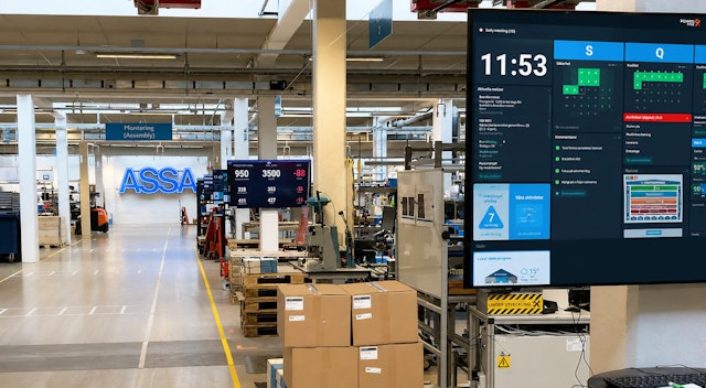 Produktionsmiljö hos ASSA ABLOY med digitala tavlor från Boards on Fire för daglig styrning och uppföljning.