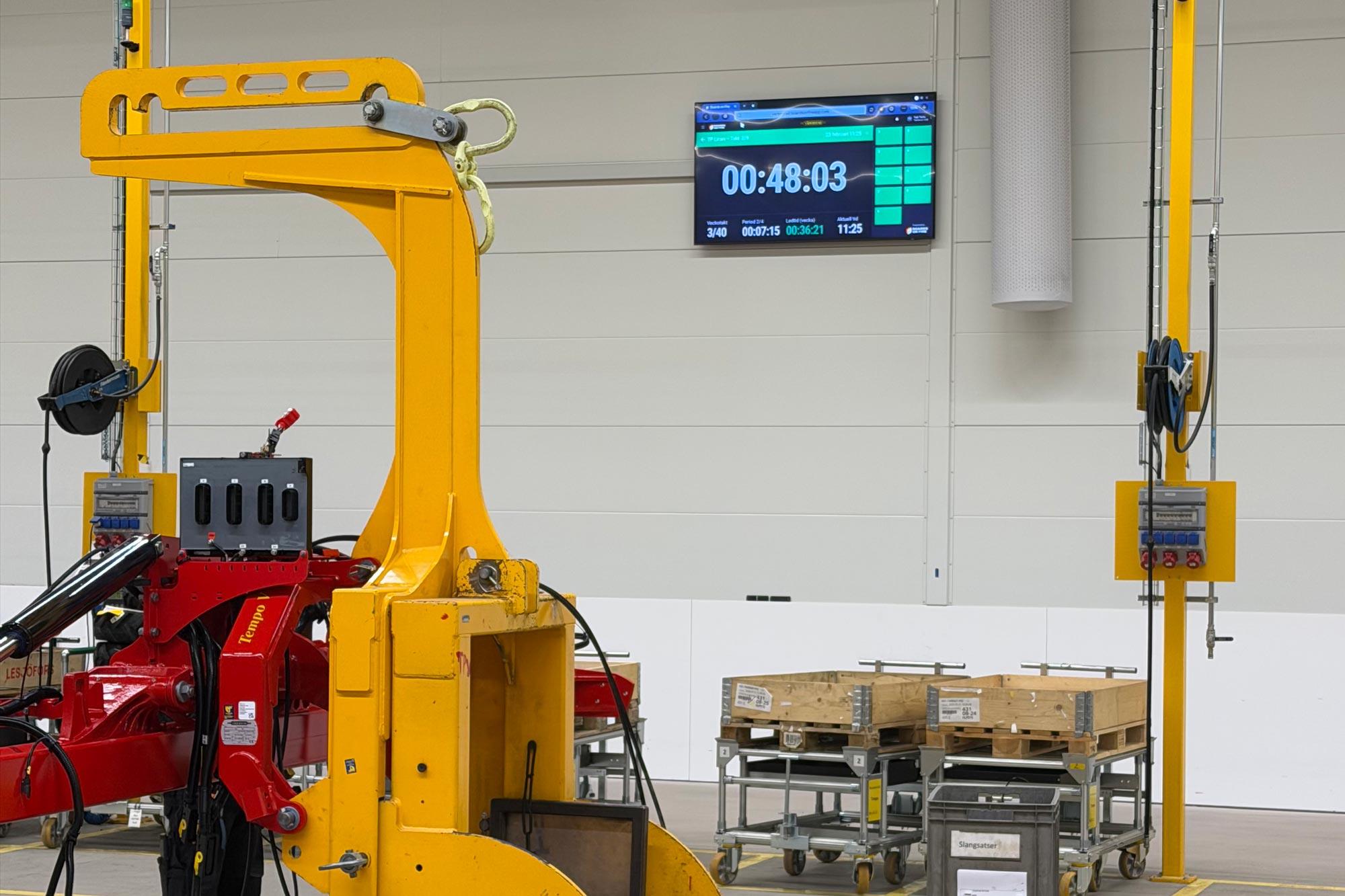 Screens in Väderstad’s factory display takt status, remaining time, quality data, and production information in Boards on Fire TAKT.