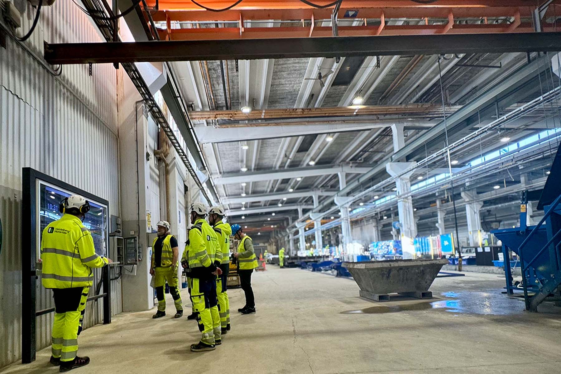 Morning meeting at the team dashboard at Heidelberg Materials.