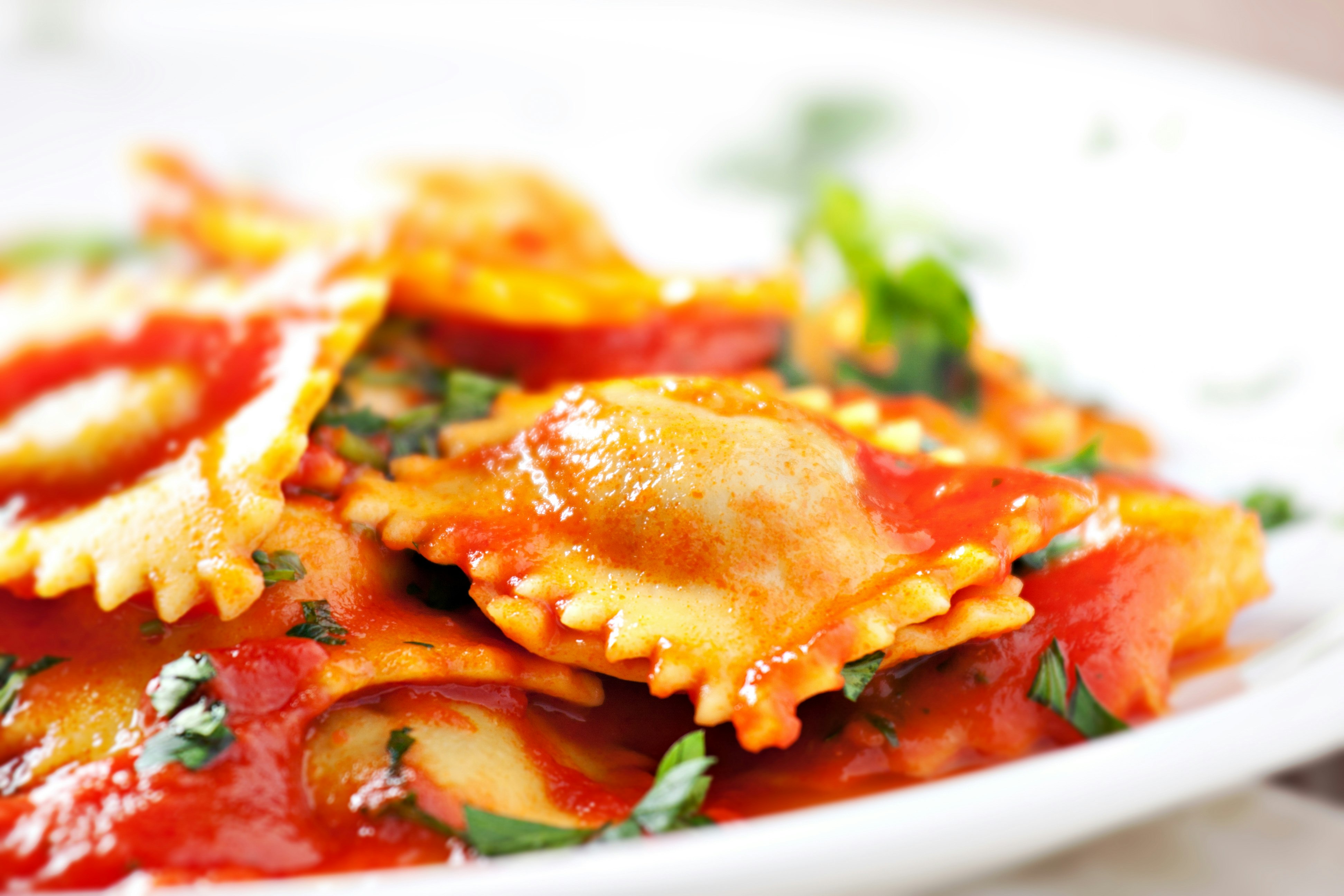 Ravioli cacio e pepe con salsa di datterino