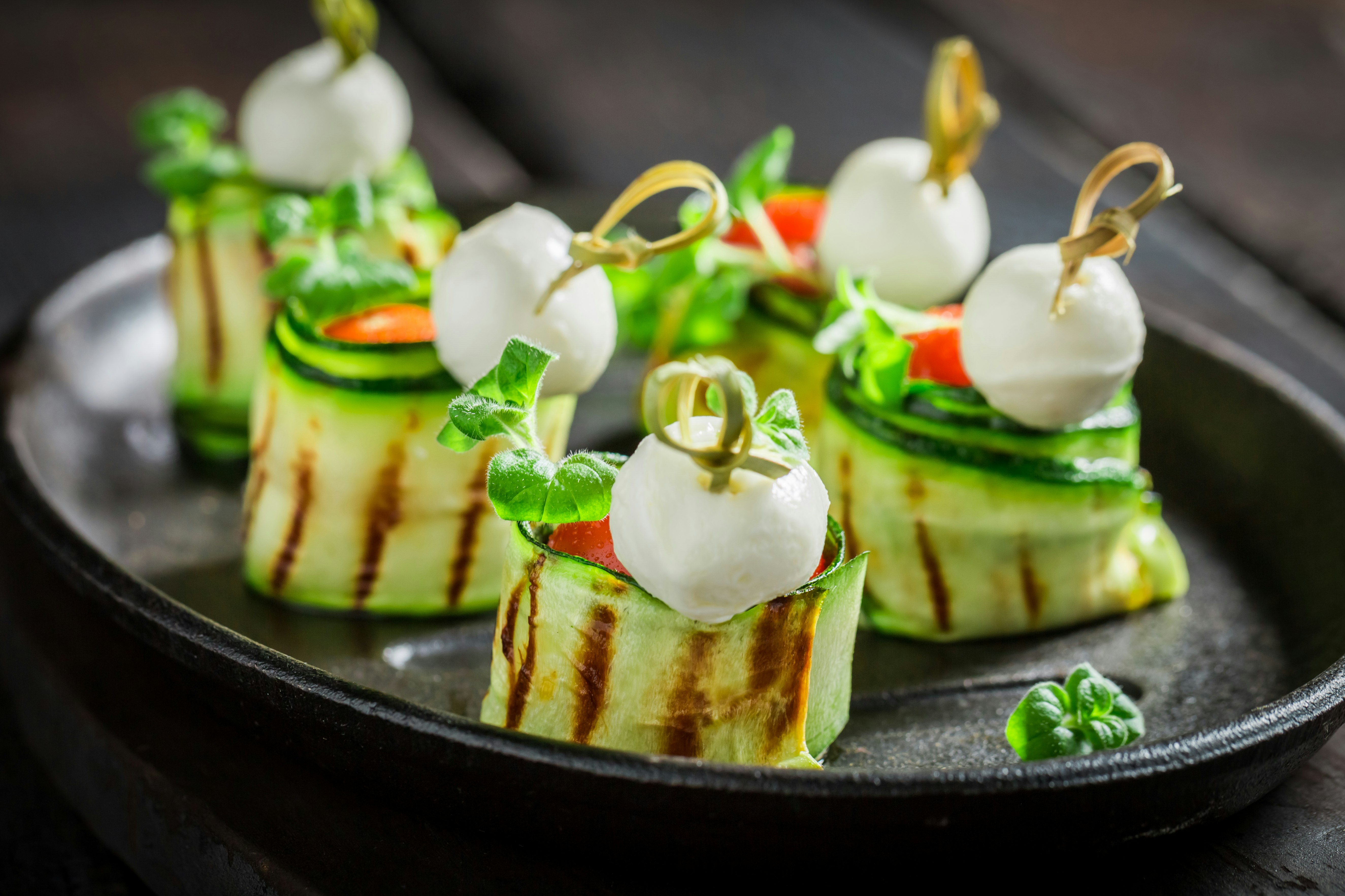 Involtini di zucchine con salmone e mozzarella 