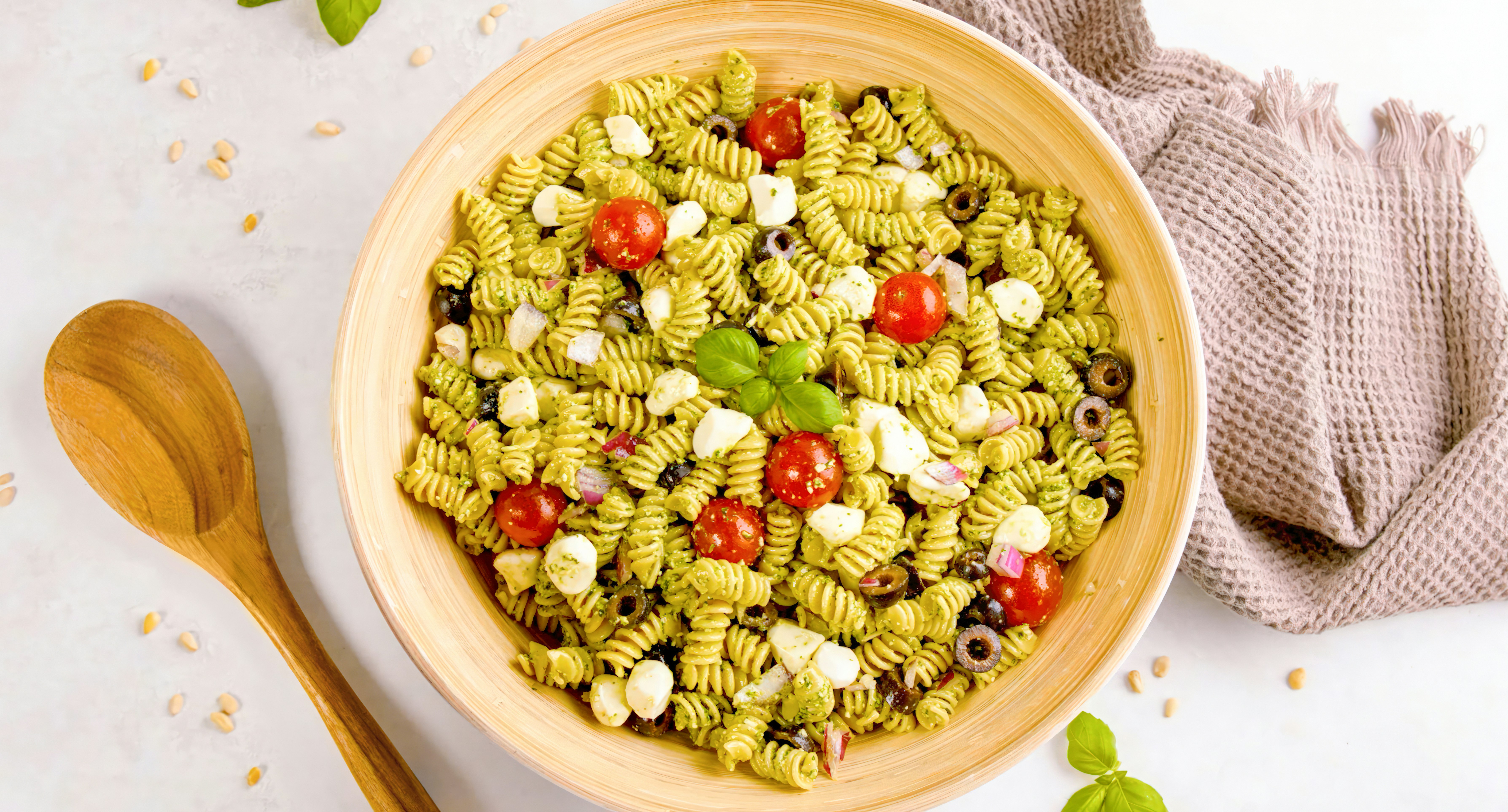 Insalata di pasta con pomodorini, pesto e mozzarella