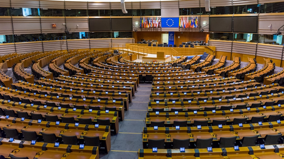 EU-parlement, stelt MiCA-besluit uit