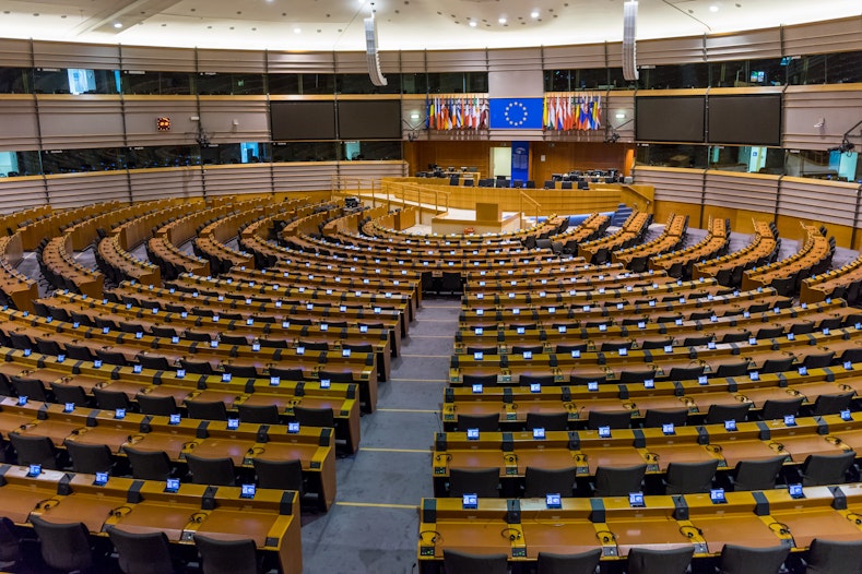 EU-parlement, stelt MiCA-besluit uit