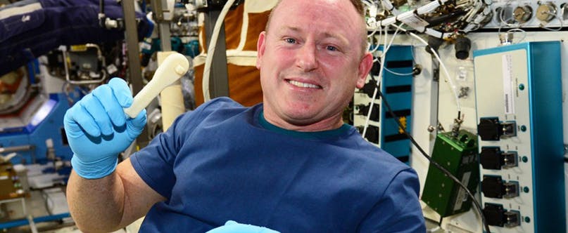 NASA mailt gereedschap de ruimte in