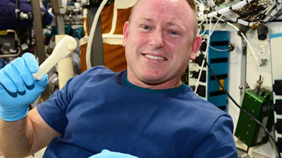 NASA mailt gereedschap de ruimte in